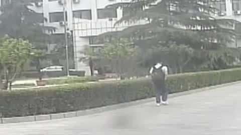 0180614期-用假警察工作证混入大学图书馆-综