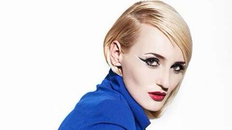 电眼女王当之无愧 庄重不失性感魅力烟熏妆