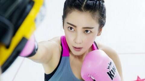 张雨绮拳击写真上演粉色暴力 获赞"励志女神"