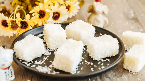 宝宝营养辅食 补钙又好吃的椰蓉牛奶糕