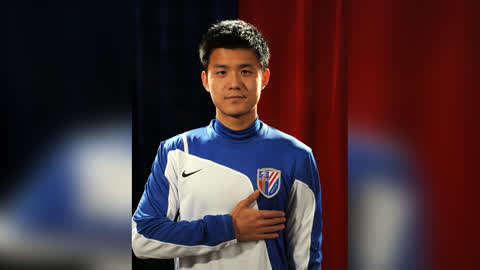 于涛投身青少年足球 上海足协授予青训基地铜牌